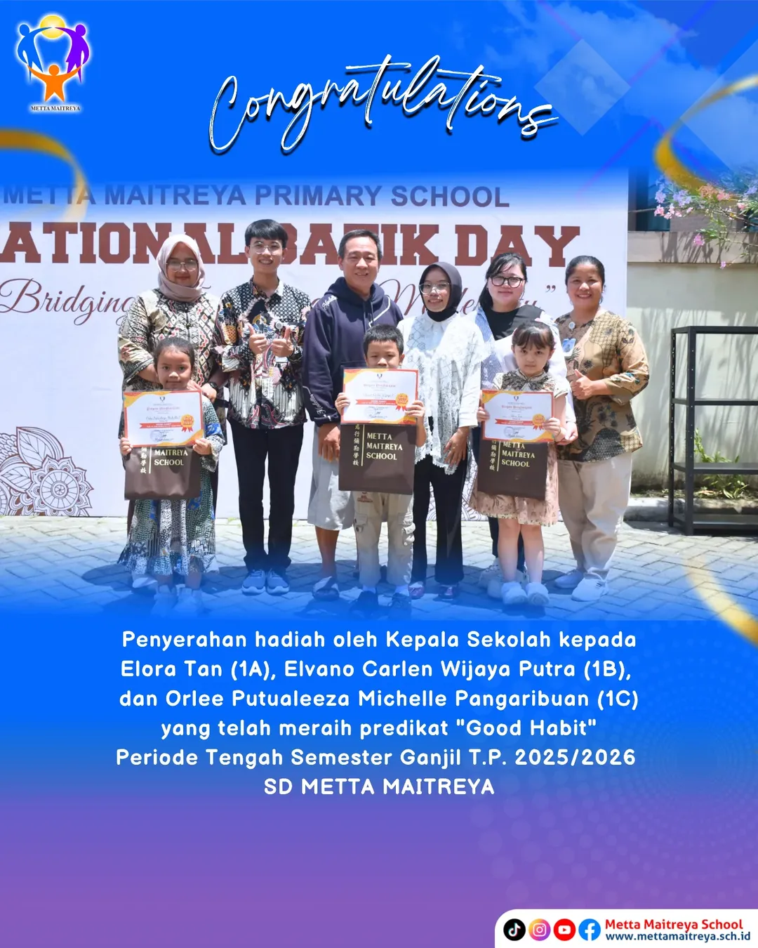 Penyerahan hadiah oleh Kepala Sekolah yang telah meraih predikat Good Habit Periode Tengah Semester Ganjil T.P. 2025-2026 Kelas 1